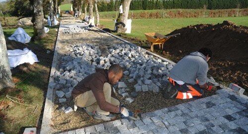 Allée pavée Pose de pavés sur une allée de château