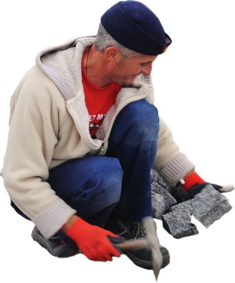 Pose de pavés granit, poseur au travail