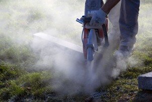 Scie à matériaux entrain de couper une bordure en granit