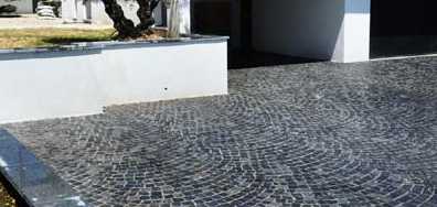 Pavés granit noir pavés granit noirs sur une cour