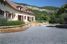 Cour en pavés et vuede maison