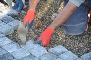 Ouvriers poseurs de pavés granit