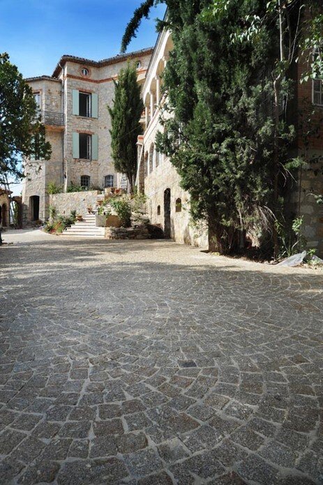 rénovation de cour de château en pavés granit